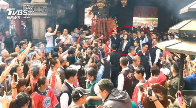 蔡英文2月6日发红包行程中有多名安保人员随行（图片来源：台湾《联合报》）