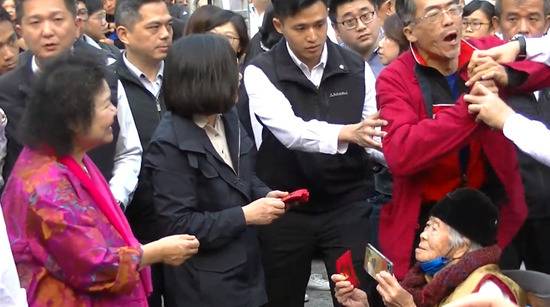 红衣抗议民众被蔡英文随行安保人员带走（图片来源：台湾《联合报》）