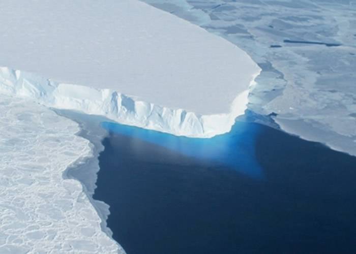 南极洲西海岸的思韦茨冰川水平面出现巨大洞穴或将加速冰川融化