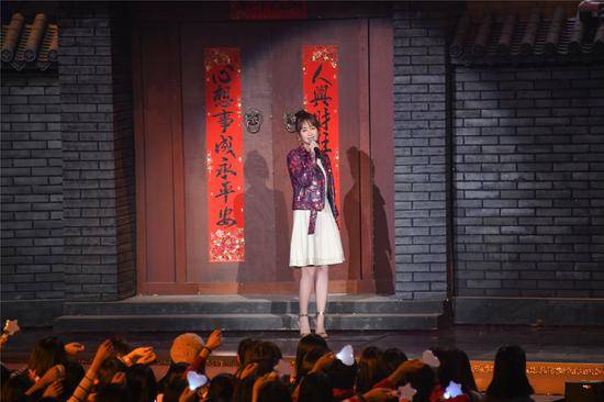 杨紫出演极具北京古都风韵的《儿时》。