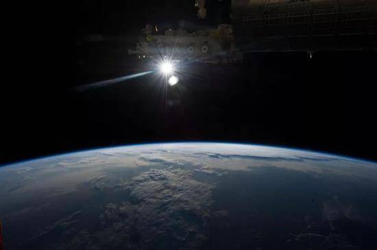 国际空间站上看到的太阳照耀下的地球。图片来源NASA