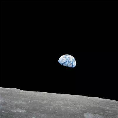 阿波罗8号宇航员在绕月轨道上拍摄的地球图像。人类有史以来第一次亲眼目睹了自己居住的星球从另一个天体的地平线上升起。图片来源：NASA