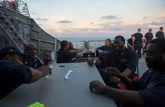 ▲“麦凯恩”号事发前，官方脸书账号公布的这张照片中，船员们正在悠闲地打牌。