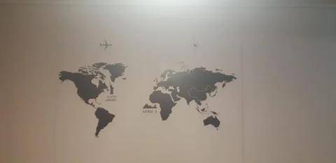 还有人在新西兰酒店里发现了一张“没有新西兰”的地图……