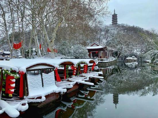 △8日，江苏省镇江市迎来新春瑞雪。