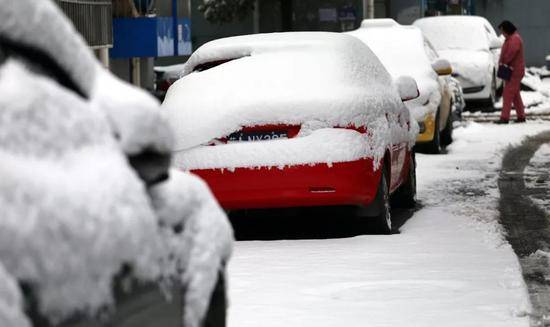 △大年初四，南京迎来“猪年”的首场降雪。