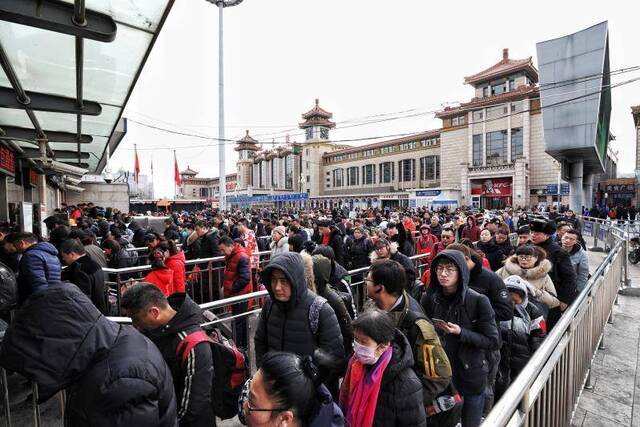 出站旅客正排队进入地铁站。新京报记者王飞摄