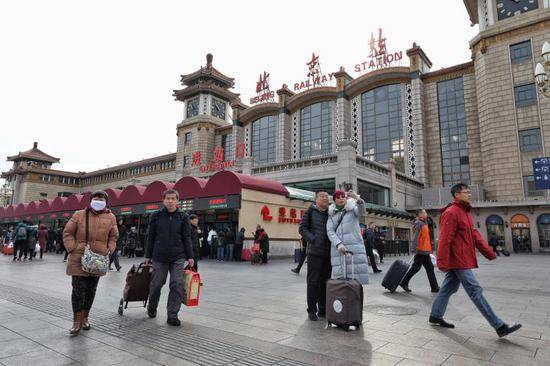 明日（2月9日）北京三大火车站将迎来春运返程小高峰。新京报记者王飞摄
