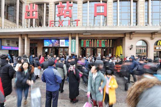 明日（2月9日）北京三大火车站将迎来春运返程小高峰。新京报记者王飞摄
