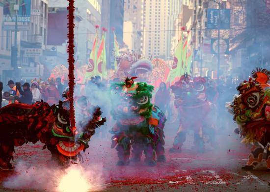 2月5日，在旧金山唐人街，人们参加大年初一舞龙舞狮庆祝活动。新华社记者吴晓凌摄