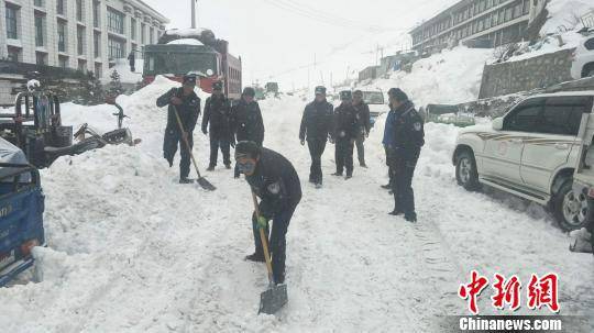 聂拉木县公安民警清雪。本文图片均为受访单位供图