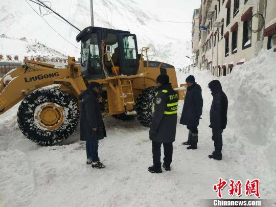 聂拉木县公安民警清理县城道路积雪。