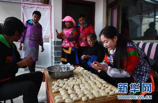 2月4日，松德村五社村民李玉花（右一）和家人一同包饺子。新华社记者张宏祥摄