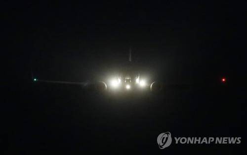 当地时间2月8日晚，在韩国京畿道乌山，韩联社推测为美国对朝代表比根乘坐的军机抵达乌山美军基地。（图片来源：韩联社）