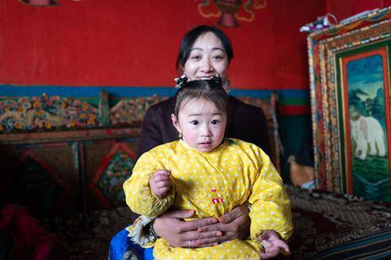 双湖县嘎措乡瓦日香琼村牧民在家照看孩子（1月31日摄）。新华社记者普布扎西摄