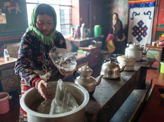 双湖县嘎措乡牧民在化冰烧水（1月31日摄）。新华社记者普布扎西摄