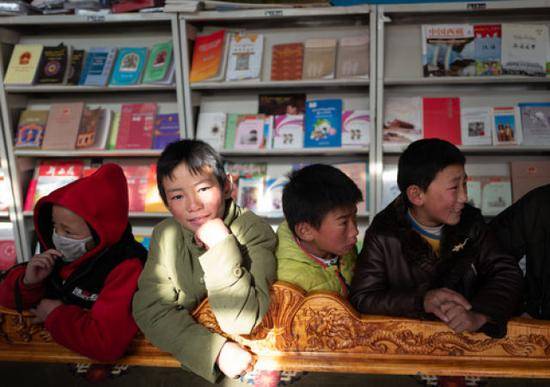 双湖县嘎措乡的牧民孩子在阅览室里（1月31日摄）。新华社记者普布扎西摄