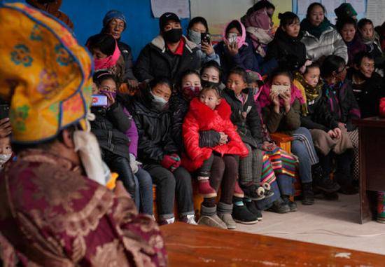 双湖县嘎措乡的牧民在观看节日期间文艺下乡活动的表演（1月31日摄）。新华社记者普布扎西摄