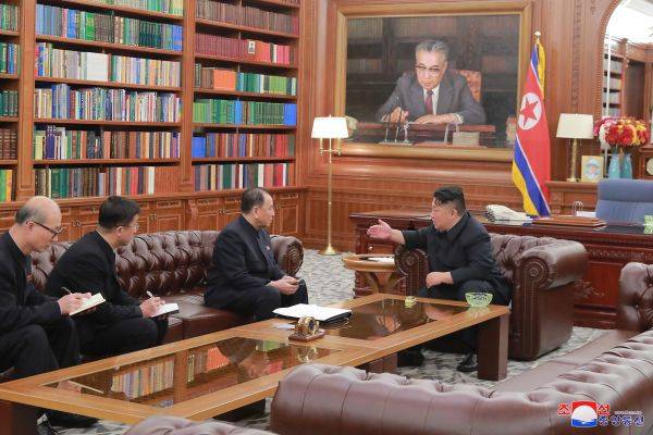 朝鲜最高领导人金正恩1月23日会见访美归来的朝方代表团时表示，朝方相信美国总统特朗普积极的思考方式，并将向着朝美两国要共同达到的目标逐步前进。（新华社/朝中社）