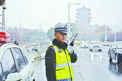 孙红彬在指挥交通。长江日报记者杨涛摄