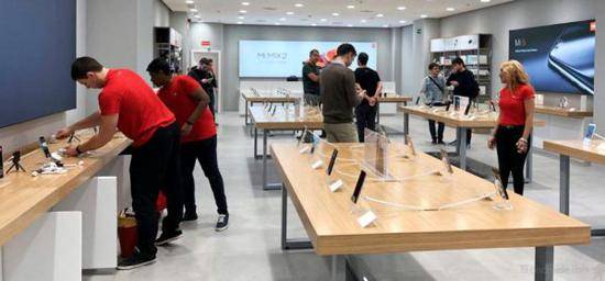 中国智能手机品牌在全球舞台上的竞争力不断增强，图为小米在西班牙开设的首家授权实体店。（《西班牙人报》网站）