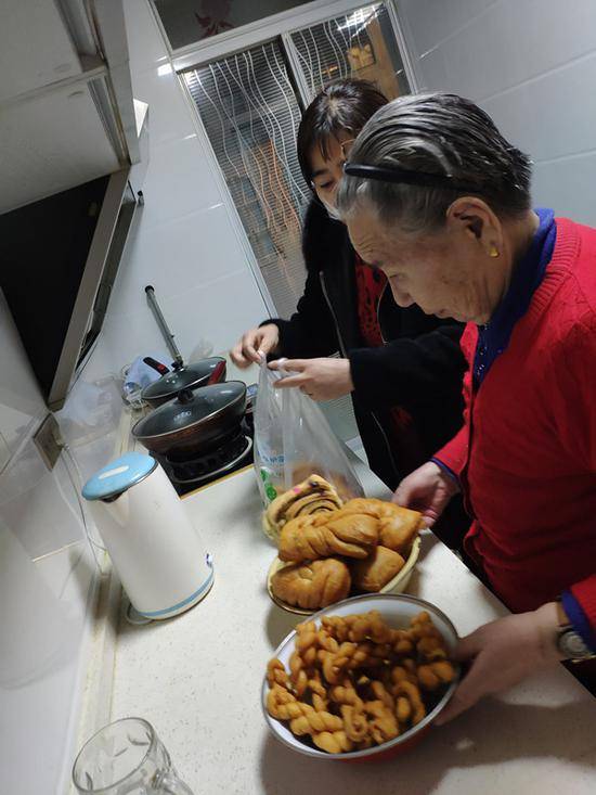 ▷春节妈妈做了年馍准备给姥姥送去