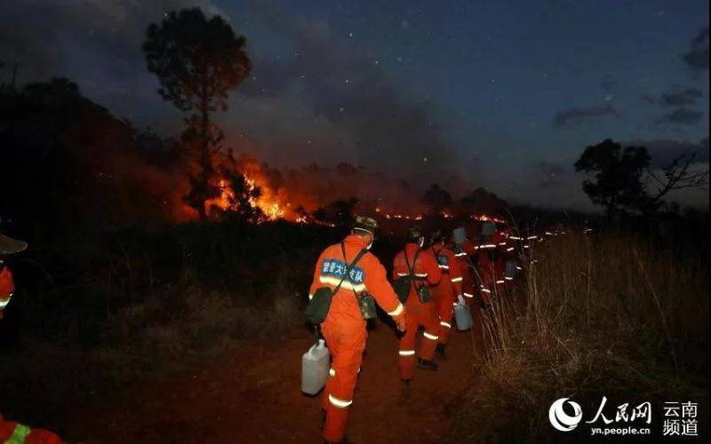 任务官兵日夜不停向火场送水。