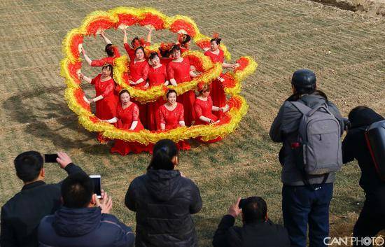 俯瞰西邸村热情的村民们。摄影：牟健为李永清