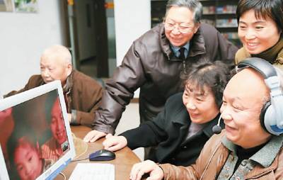 家住杭州的张淼林夫妇通过网络视频和美国的儿子一家通话，6岁的孙女在网上给爷爷奶奶拜年。资料图片