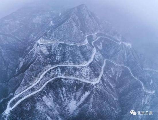 延庆玉渡山风景区的盘山公路在白雪皑皑覆盖下有种曲径通幽的大美意境。卫丽英/摄