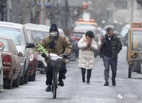 雪中行走的人们饶强/摄