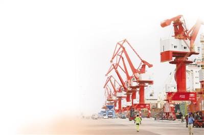 由中资企业投资兴建的吉布提多哈雷多功能港口的繁忙景象。吕强摄