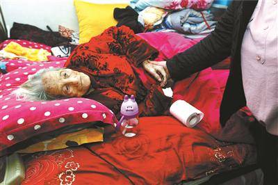 91岁的赵祥瑞老人，如今卧病在床，生活不能自理摄影/本报记者黑克