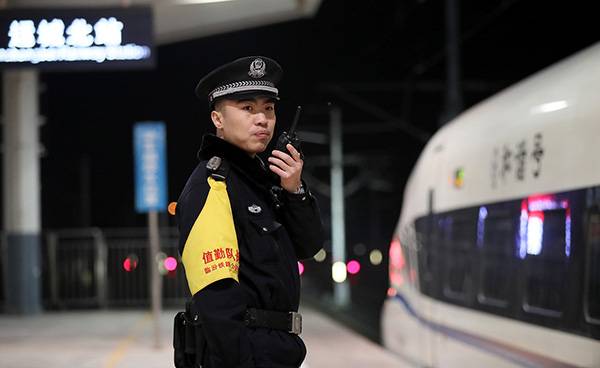 除夕之夜，山西运城北站，临汾铁路公安处民警在站台坚守岗位。视觉中国图