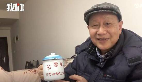 工厂发的印有“光荣退休”字样的杯子，李年风一直在使用。视频截图