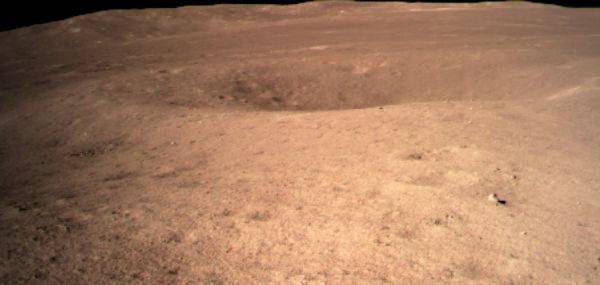 资料图：此图片为嫦娥四号着陆器监视相机C拍摄的着陆点南侧月球背面图像，巡视器将朝此方向驶向月球表面。新华社发（国家航天局供图）