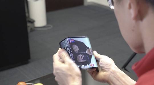 小米集团总裁林斌展示小米双折叠手机工程机来源：微博视频