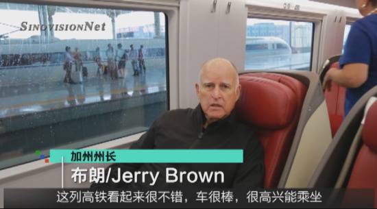 2017年，乘坐中国高铁的前加州州长杰瑞·布朗