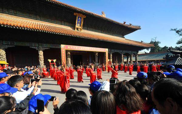 2018年10月31日，山东曲阜，第五届“百姓儒学节”开幕，朝圣祭孔大典在孔庙大成殿前举行。视觉中国图