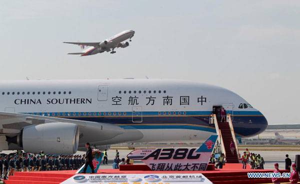 2011年10月15日，中国南方航空订购的首架A380抵达北京首都国际机场图自新华网