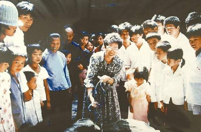 1990年吕秀莲（中）回乡祭祖