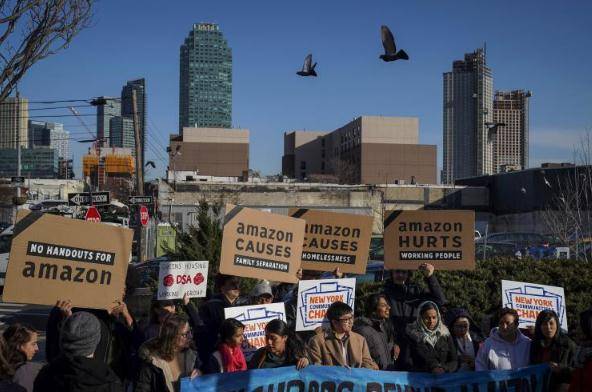 美国纽约民众数次组织集会抗议活动，反对亚马逊落户当地。
