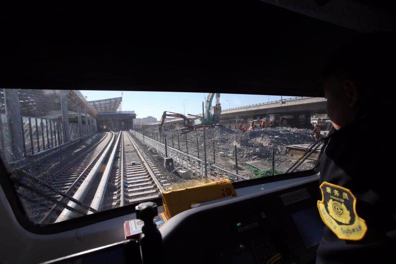 今天上午10点，地铁13号线新改线路开始进行“热滑测试”，这也是此次拨线工程路最后一项测试工作。新京报记者王贵彬/摄