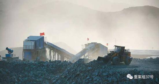 1月23日，内蒙古自治区乌拉特中旗的嵘储莫圪内选矿厂，被厚厚的粉尘笼罩，厂区内降尘的雾炮机被搁置一旁，没有使用，随风飘散的矿粉污染了周边草场。新京报记者游天燚摄
