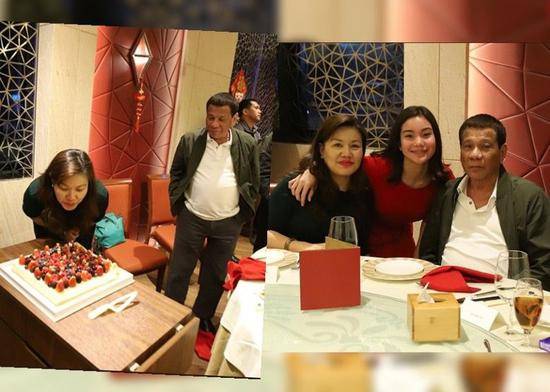 杜特尔特与其伴侣阿旺塞纳、女儿凯蒂现身某餐厅，为阿旺塞纳庆祝生日。（香港“东网”援引菲律宾媒体公布的图片）
