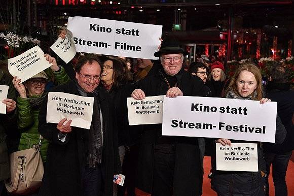 柏林电影节红毯出现了抗议Netflix的示威者图片来源：视觉中国