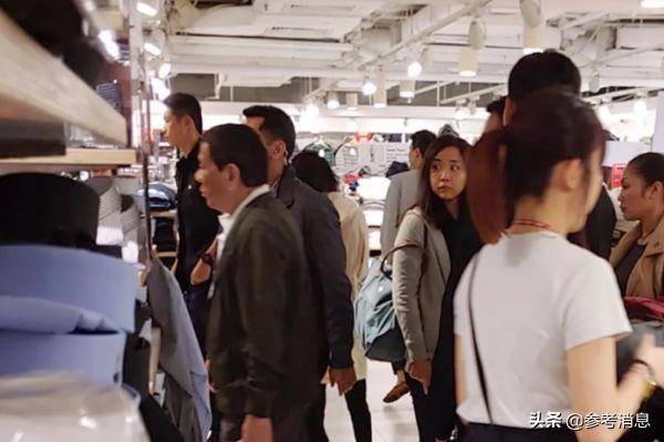 杜特尔特（左二）16日出现在香港世界贸易中心优衣库店内（香港《南华早报》网站）