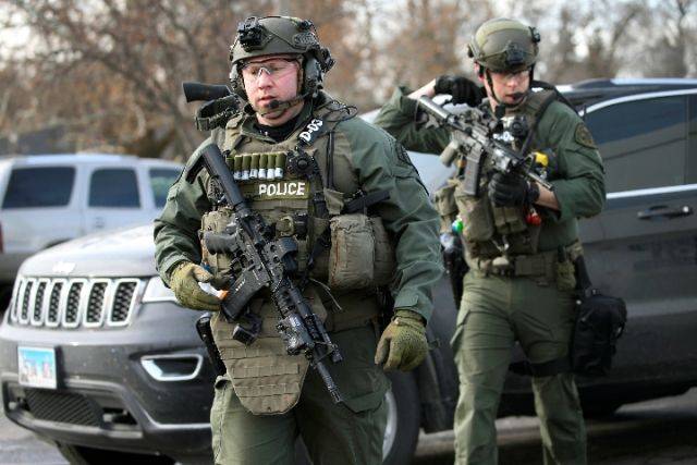 2月15日，在美国奥罗拉市，警察聚集在事发现场。（新华/美联）