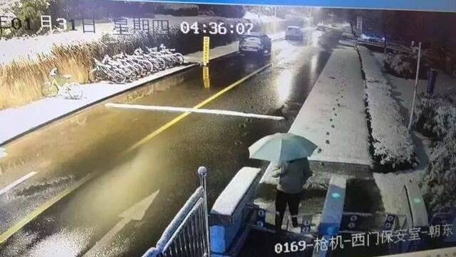 监控显示1月31日凌晨4时36分，刘春杨独自撑伞走出了中科大西门。图片来自网络
