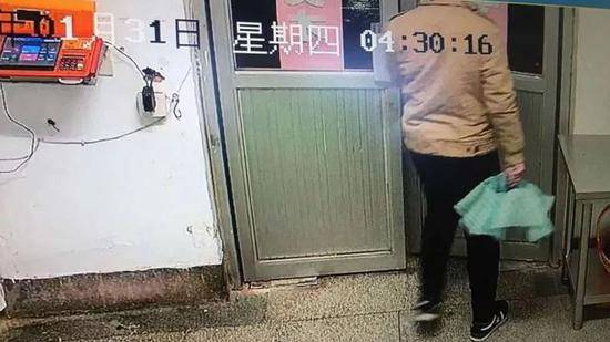 监控显示2019年1月31日凌晨4：30分，刘春杨离开宿舍楼。图片来自网络